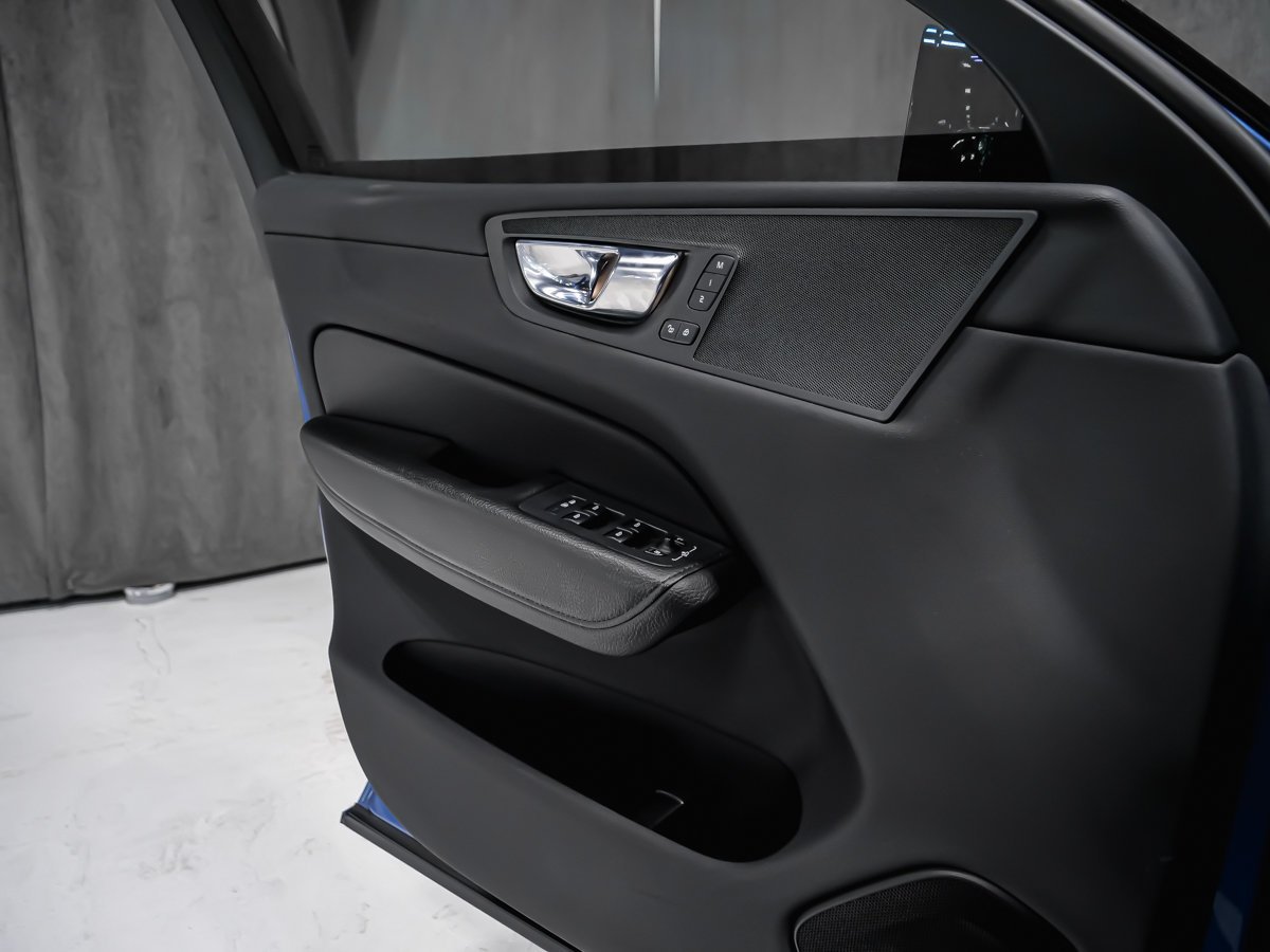 Volvo XC60 R-Design 2020 Montréal - photo #9