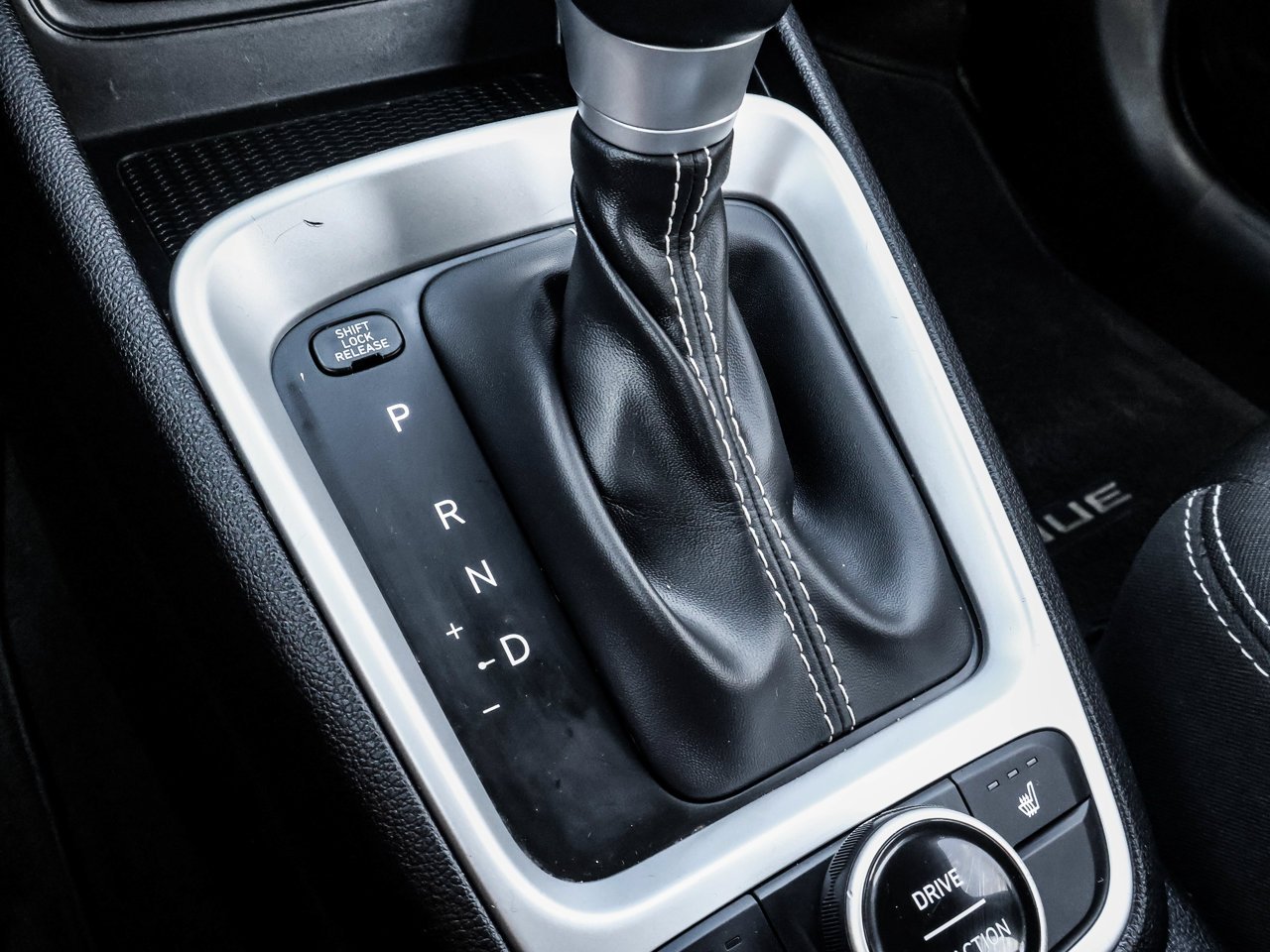 2025 Hyundai Venue Preferred IVT White Sherwood Park - photo #27