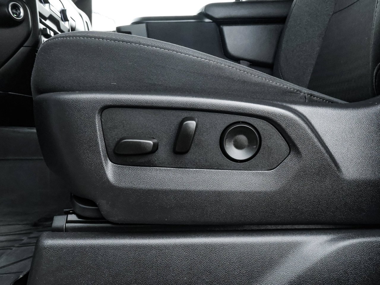 2025 Chevrolet Silverado 1500 4WD Crew Cab 147 Custom White Sherwood Park - photo #20