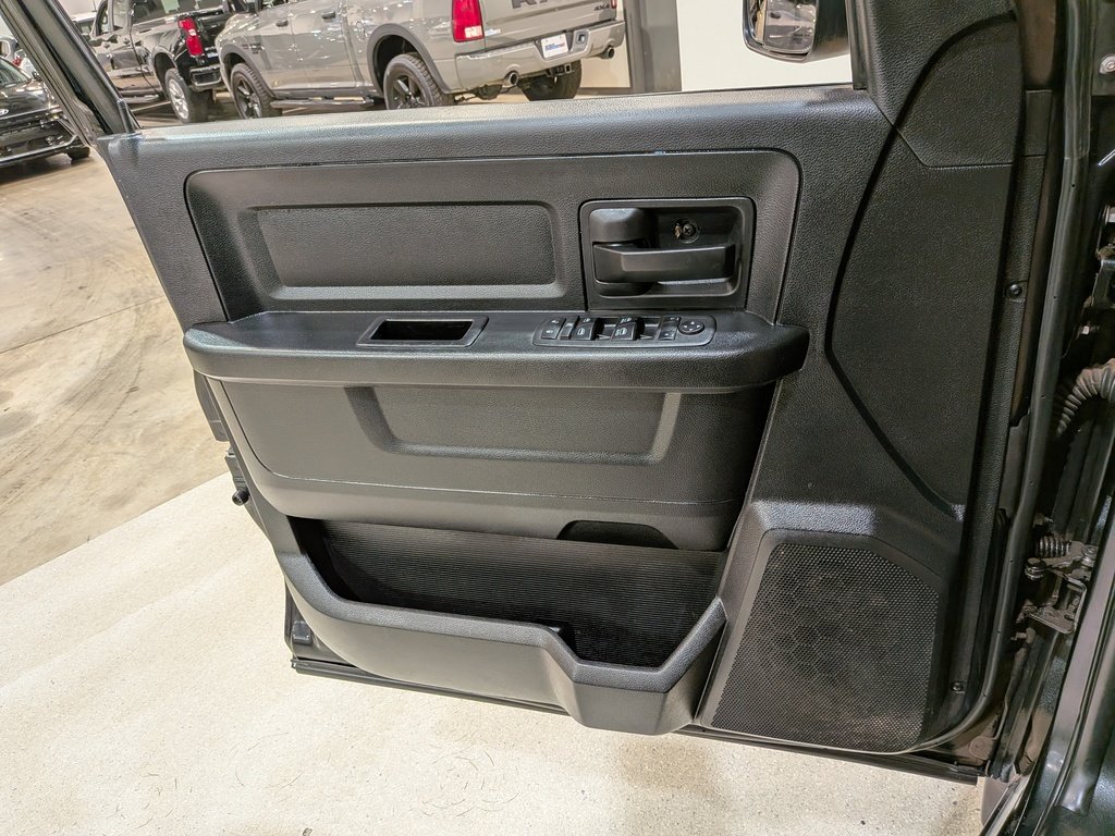 2018 Ram 1500 Express 4x4 Quad Cab 6'4" Box *Ltd Avail* Black Val-David - photo #27