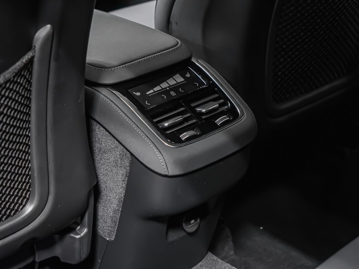 2026 Volvo XC90 B6 CORE BRIGHT Silver Montreal - photo #15