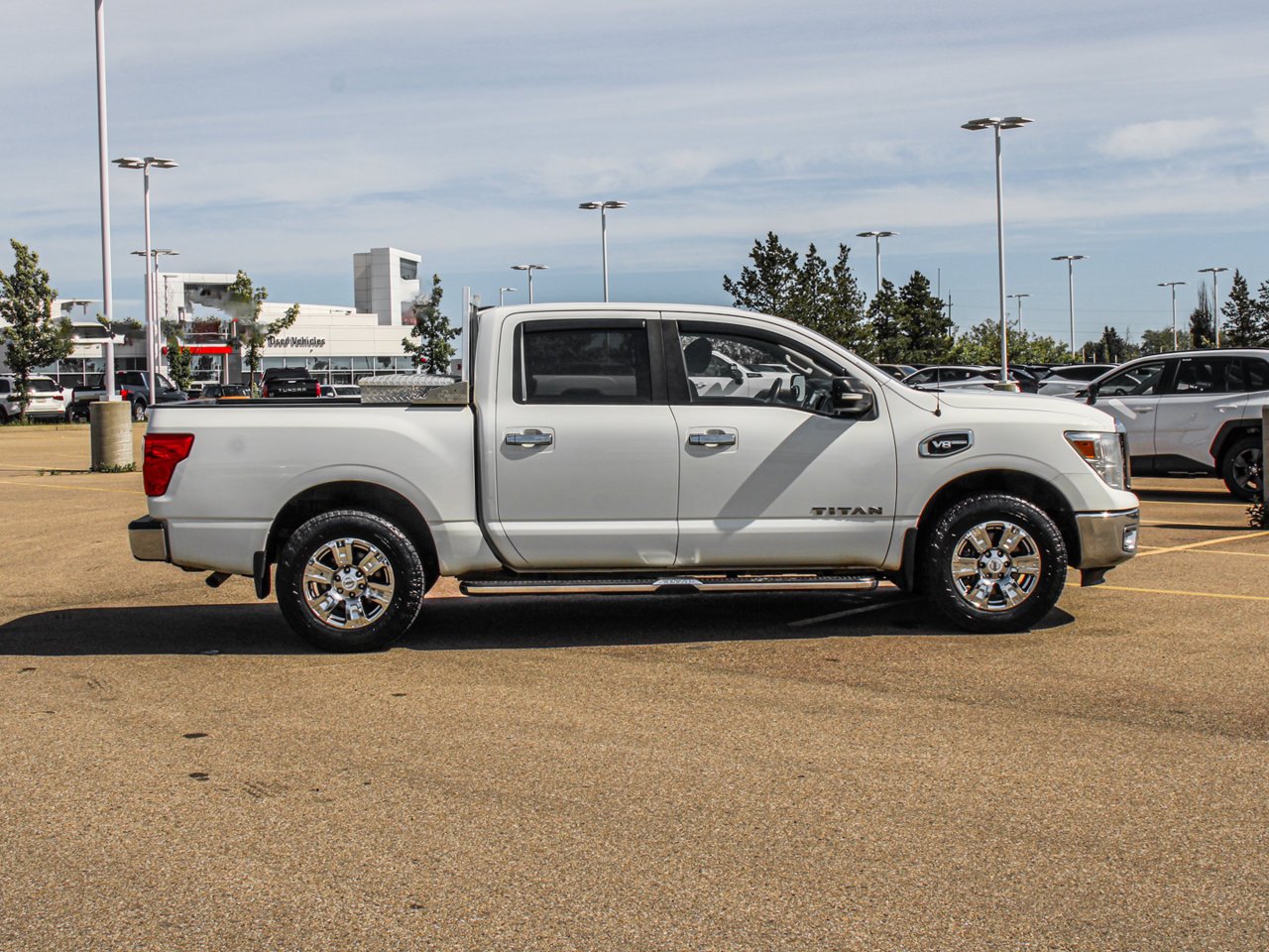 2017 Nissan Titan 4WD Crew Cab SV White Sherwood Park - photo #9