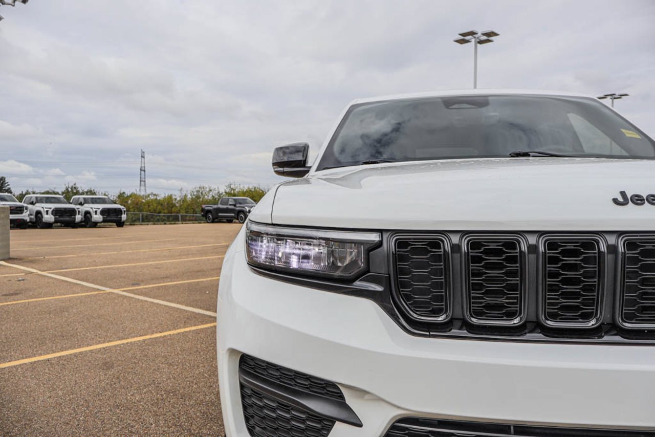 2025 Jeep Grand Cherokee Altitude 4x4 White Sherwood Park - photo #11