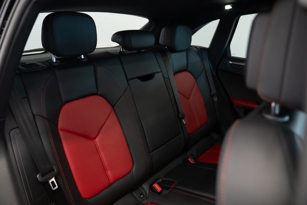 2018 Porsche Macan Sport \\ LOW KM Black Kirkland - photo #22