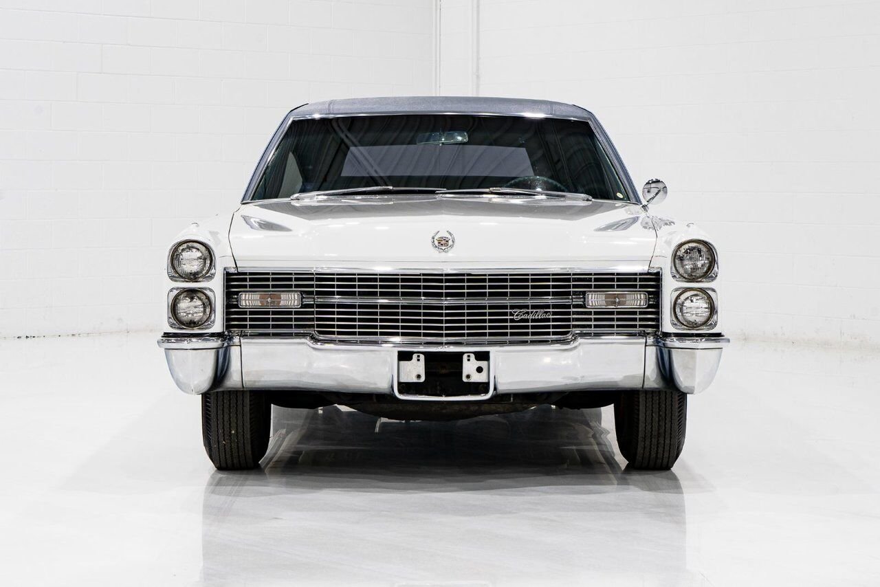 Cadillac Fleetwood **PRICE IN USD** Factory Limo dual AC with only 18,892 miles 1966 Blanc Montréal - photo #1