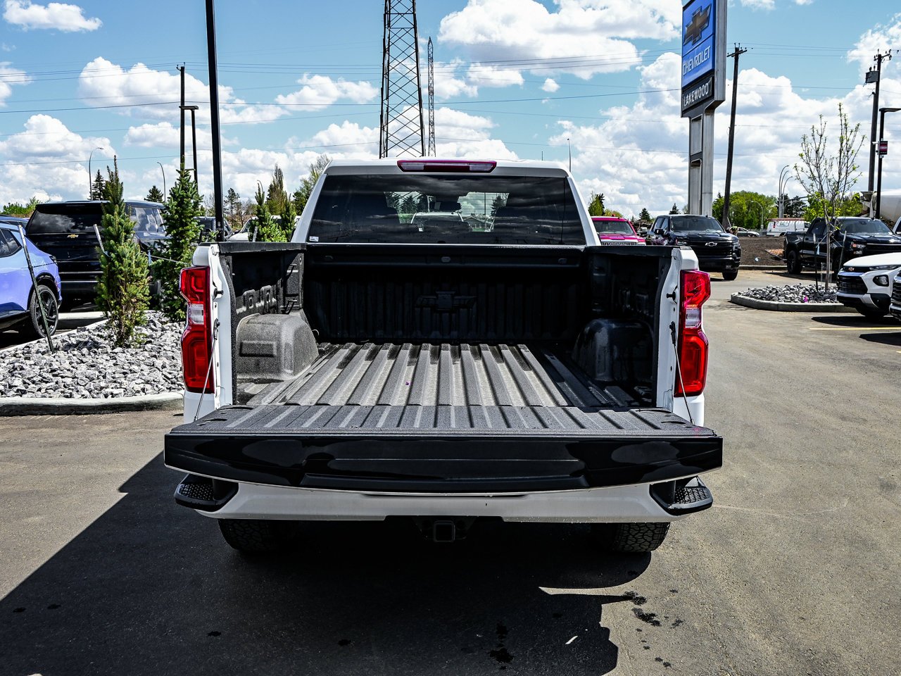 2025 Chevrolet Silverado 1500 4WD Double Cab 147 RST White Sherwood Park - photo #28
