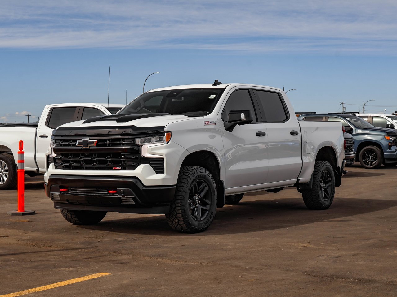 2022 Chevrolet Silverado 1500 4WD Crew Cab 147 LT Trail Boss White Sherwood Park - photo #3