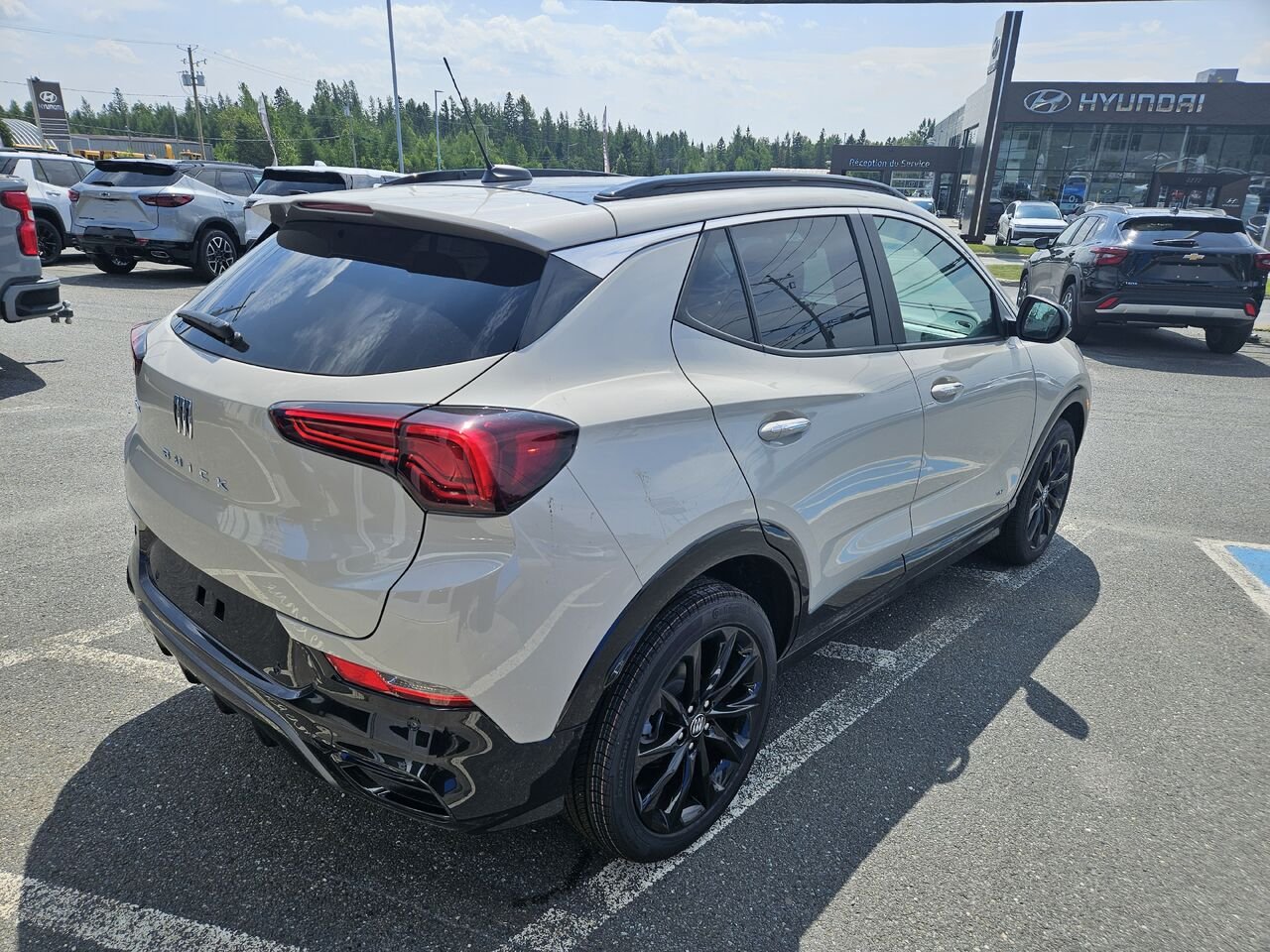Buick Encore GX Tourisme sport 4 portes TI 2026 Pierre de lune gris métallisé Thetford Mines - photo #2
