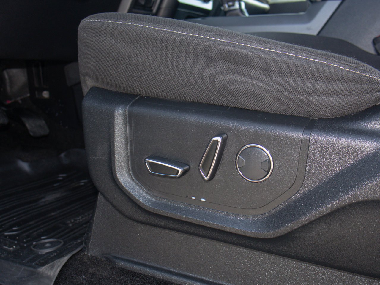 2017 Ford F-150 4WD SuperCrew 145 XLT Grey Sherwood Park - photo #17