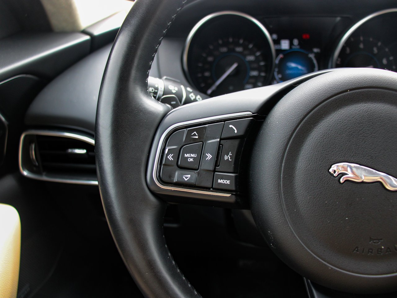2020 Jaguar F-PACE 25t AWD Premium Black Sherwood Park - photo #20