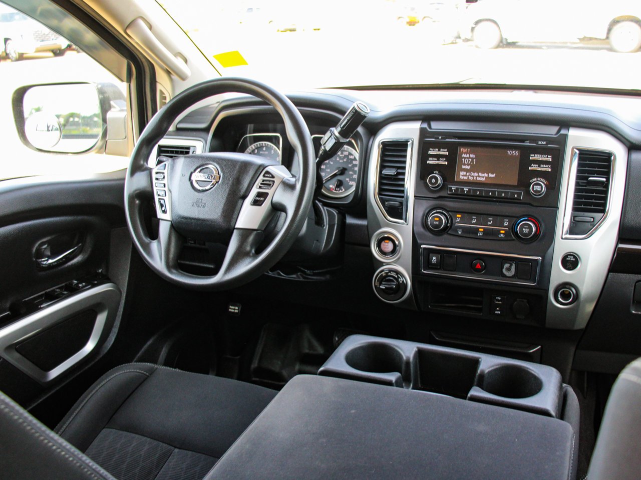 2017 Nissan Titan 4WD Crew Cab SV White Sherwood Park - photo #29