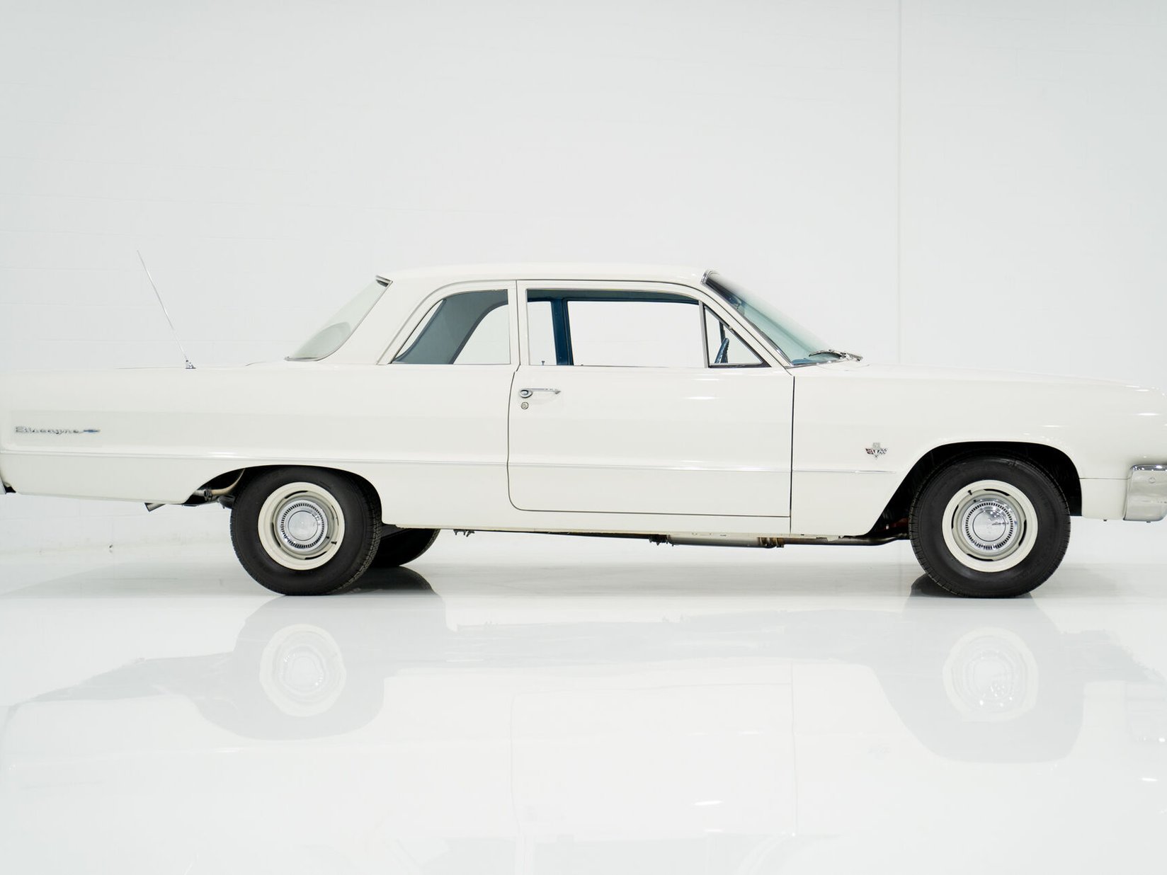 Chevrolet Biscayne Matching 409 / 425HP Transmission 4 Vitesse Complètement Entièrement restauré **PRIX EN USD** 1964 Blanc Montréal - photo #5