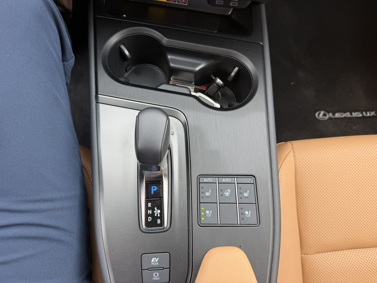 2025 Lexus UX UX 300h CAWD Beige Laval - photo #28