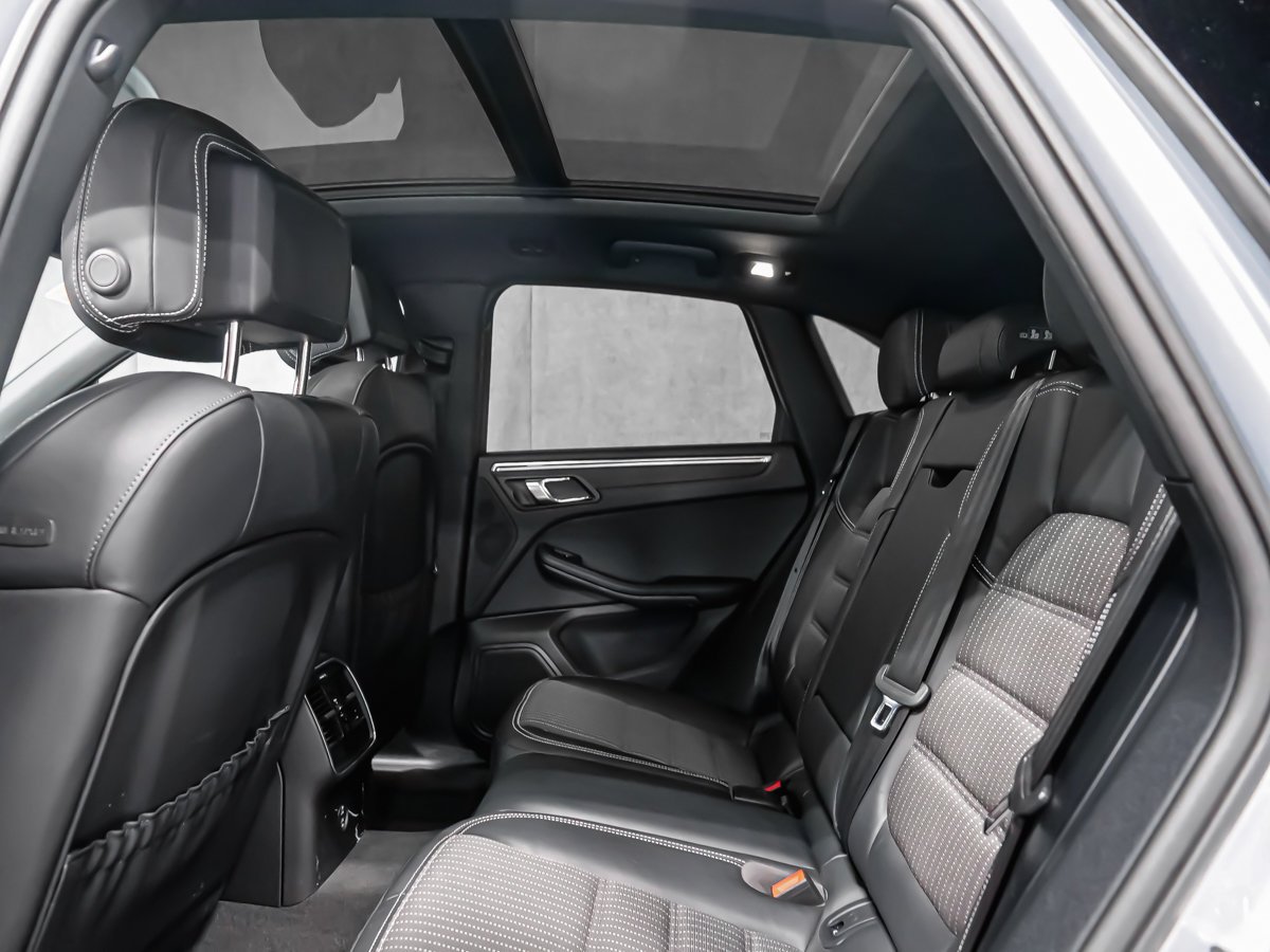 2025 Porsche Macan T Black Montreal - photo #25