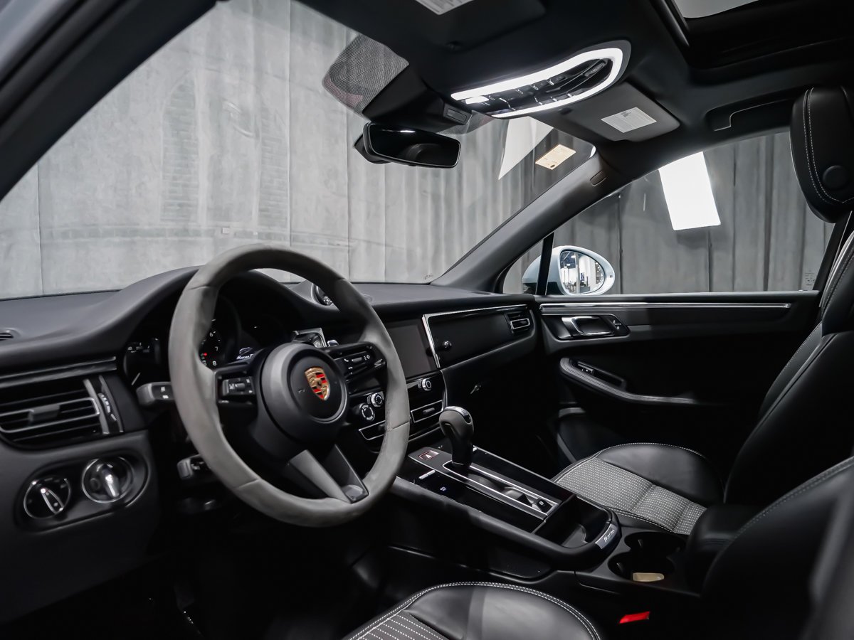 2025 Porsche Macan T Black Montreal - photo #5