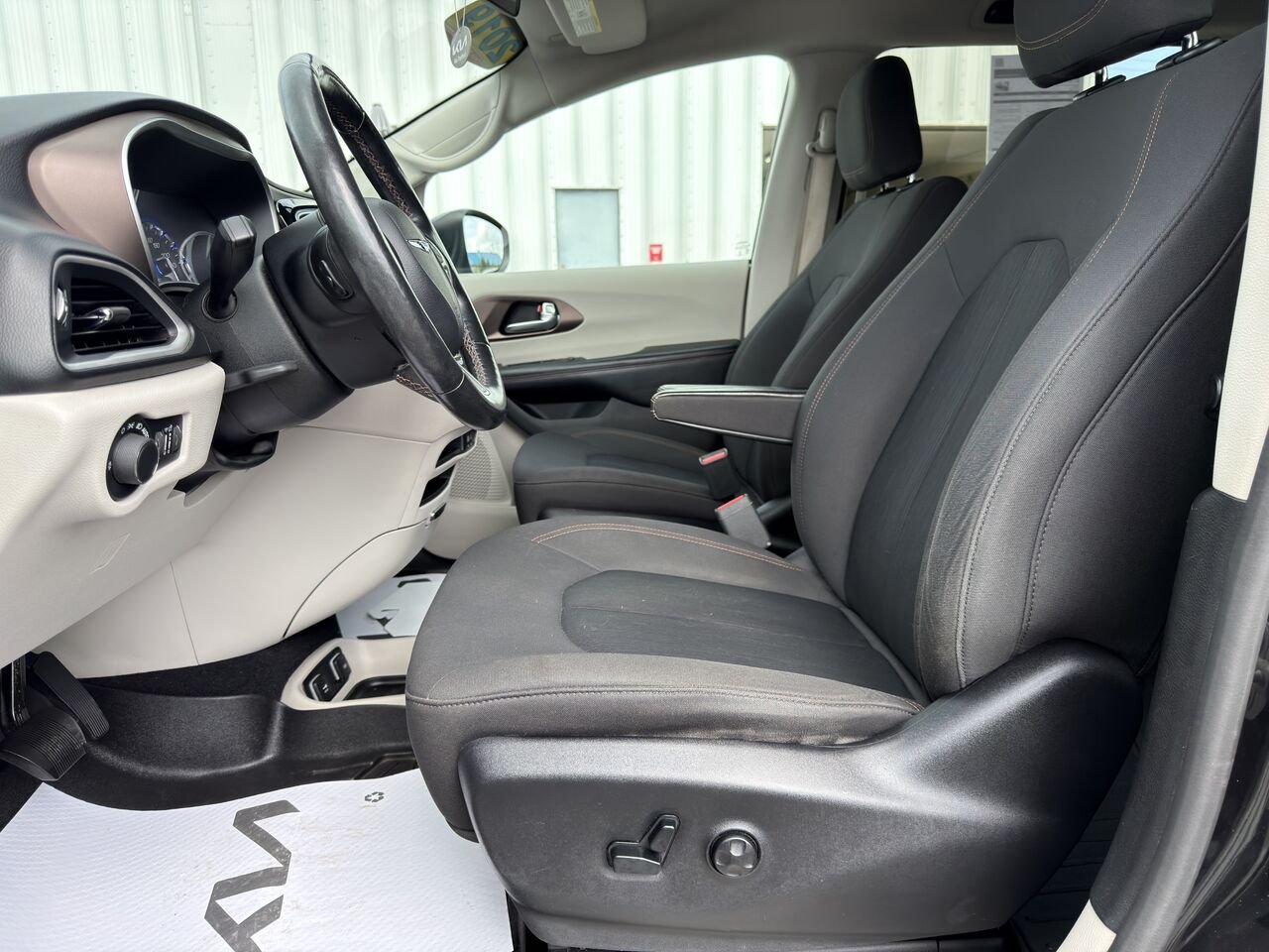 2019 Chrysler Pacifica Black Thetford Mines - photo #9
