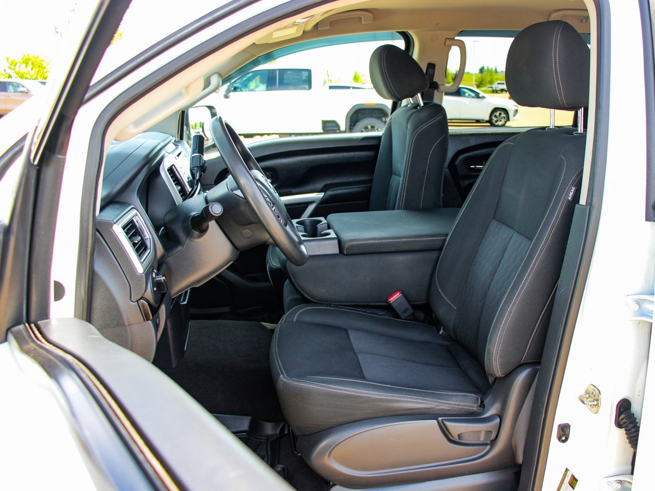 2017 Nissan Titan 4WD Crew Cab SV White Sherwood Park - photo #26