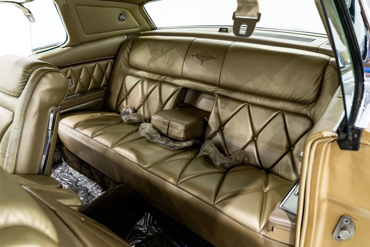 1969 Lincoln Continental Only 687 miles from new. Unrestored example **PRICE IN USD** Gold Montreal - photo #12