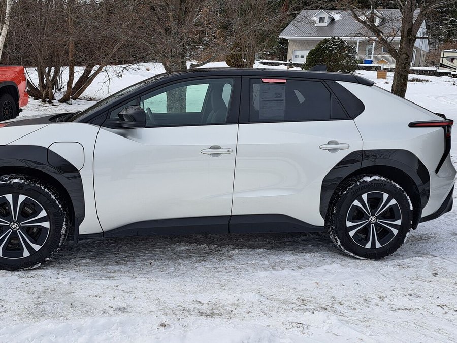 2023 Toyota bZ4X 2023 Elemental Silver with Black Roof