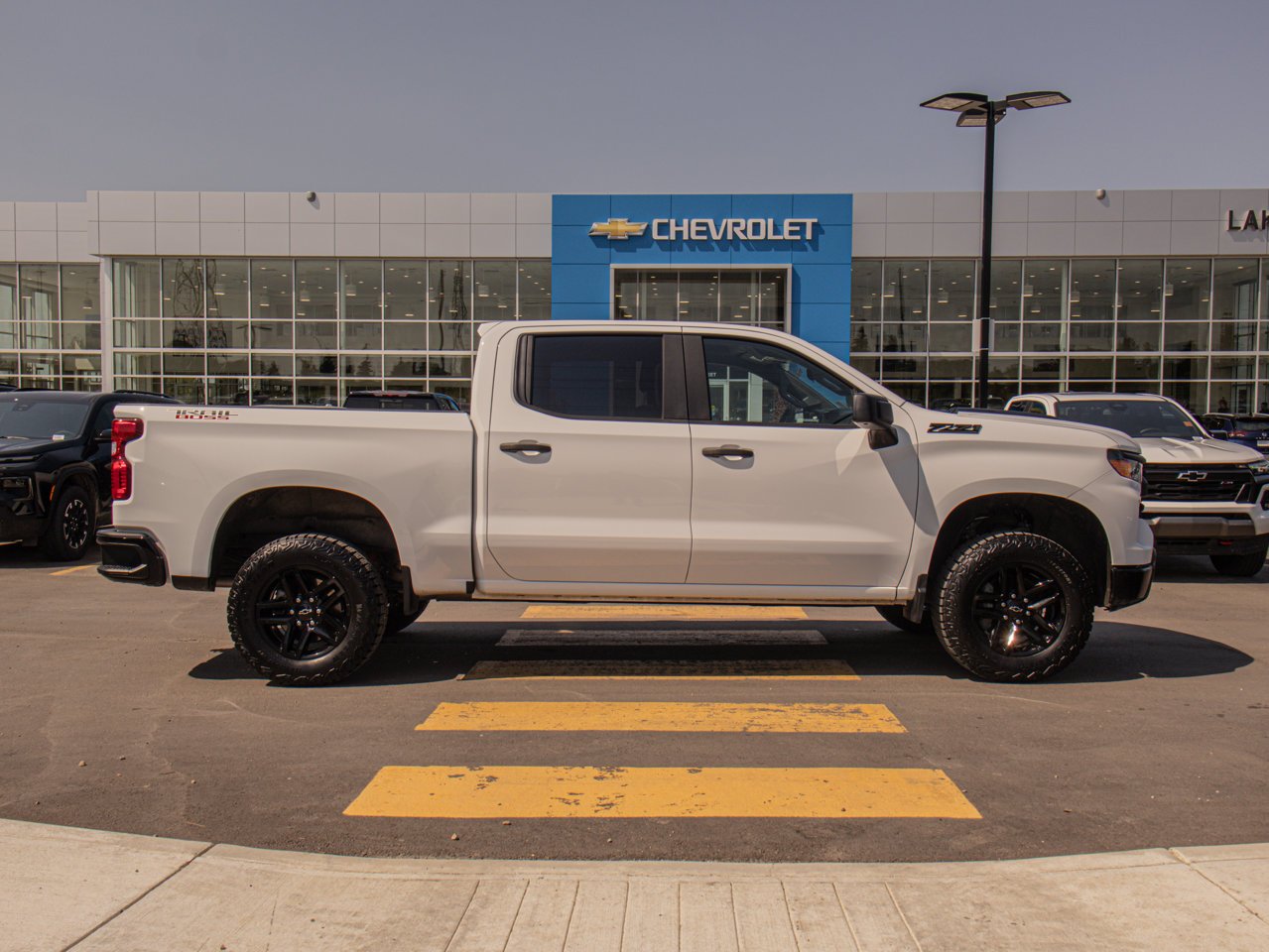 2024 Chevrolet Silverado 1500 4WD Crew Cab 147 Custom Trail Boss White Sherwood Park - photo #11