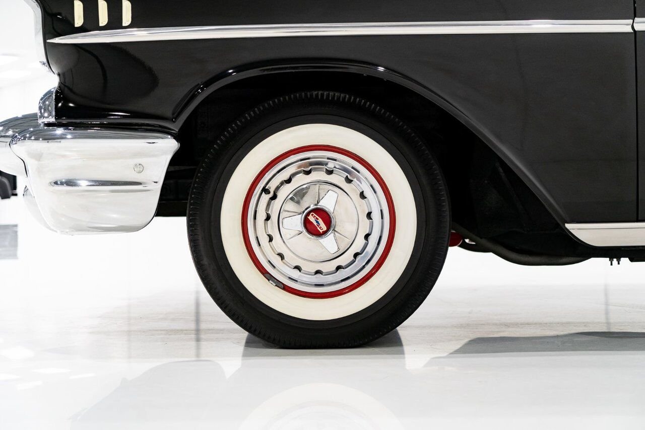 Chevrolet Bel Air Beautifully presented. Restored in desirable color combo | PRIX EN USD 1957 Noir Montréal - photo #56