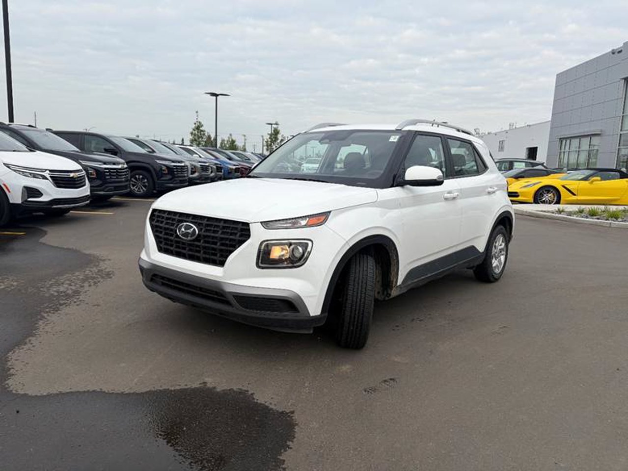 2025 Hyundai Venue Preferred IVT White Sherwood Park - photo #2