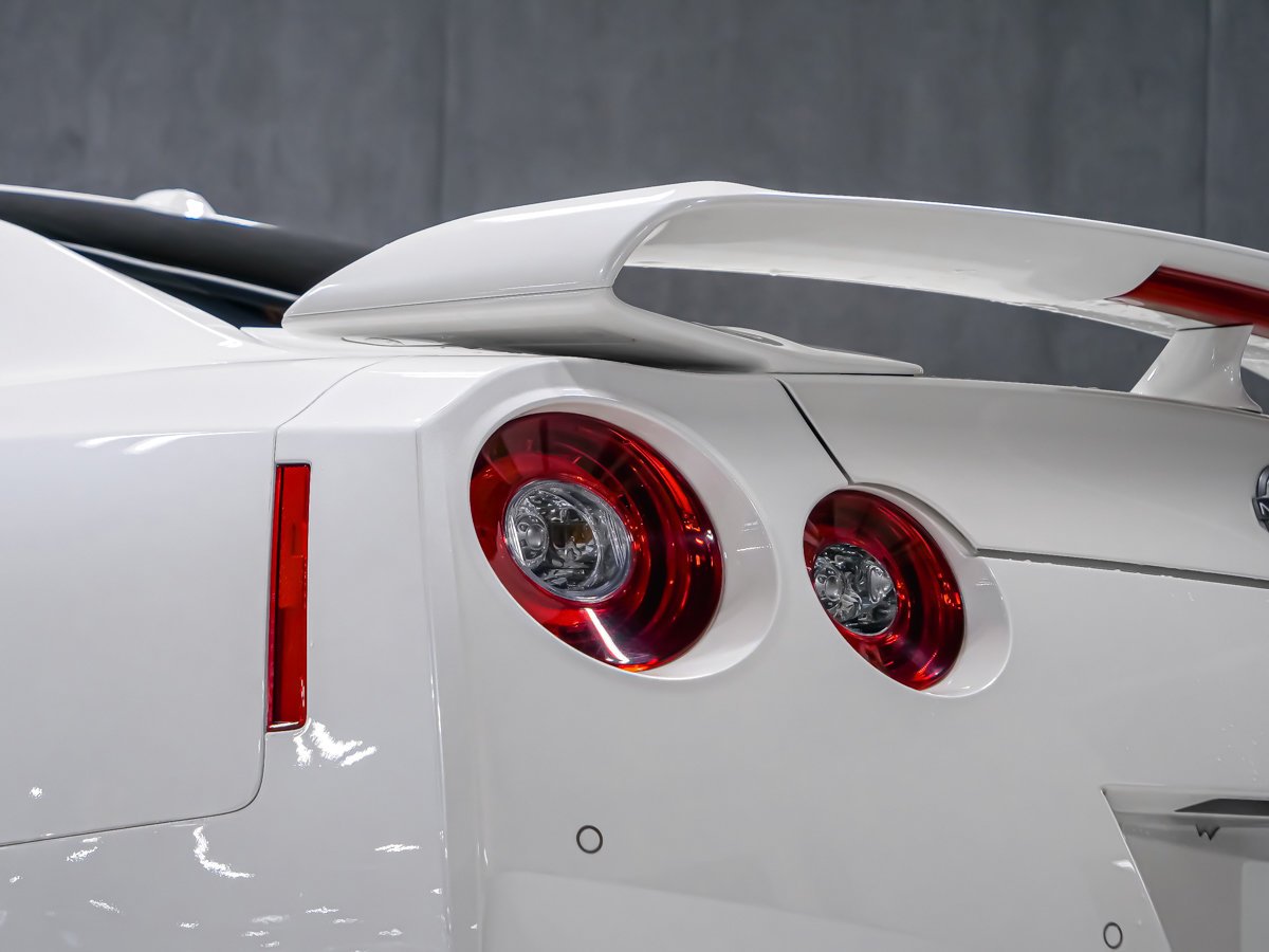 2023 Nissan GT-R PREMIUM White Montreal - photo #14