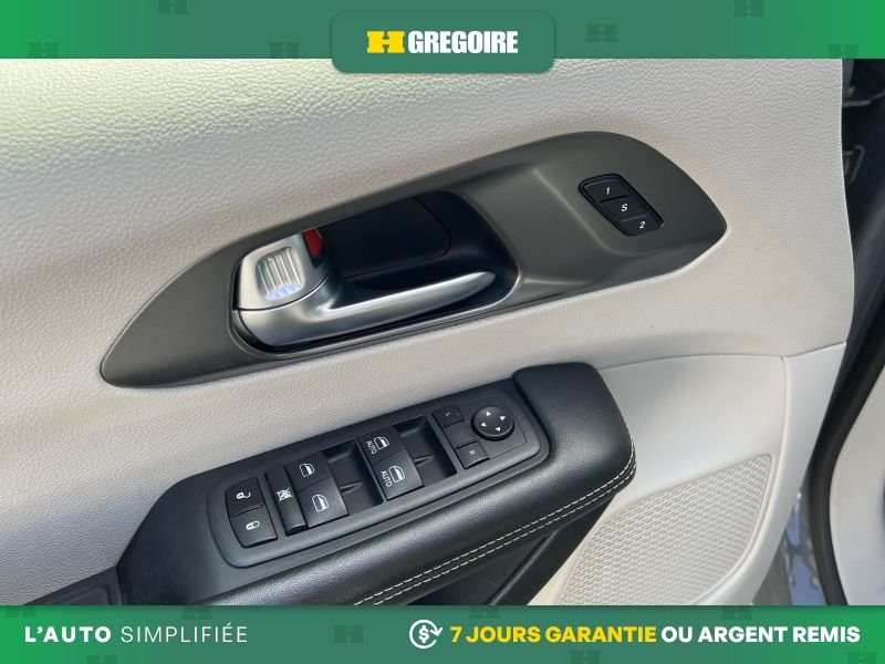2022 Chrysler Pacifica Grey Laval - photo #16
