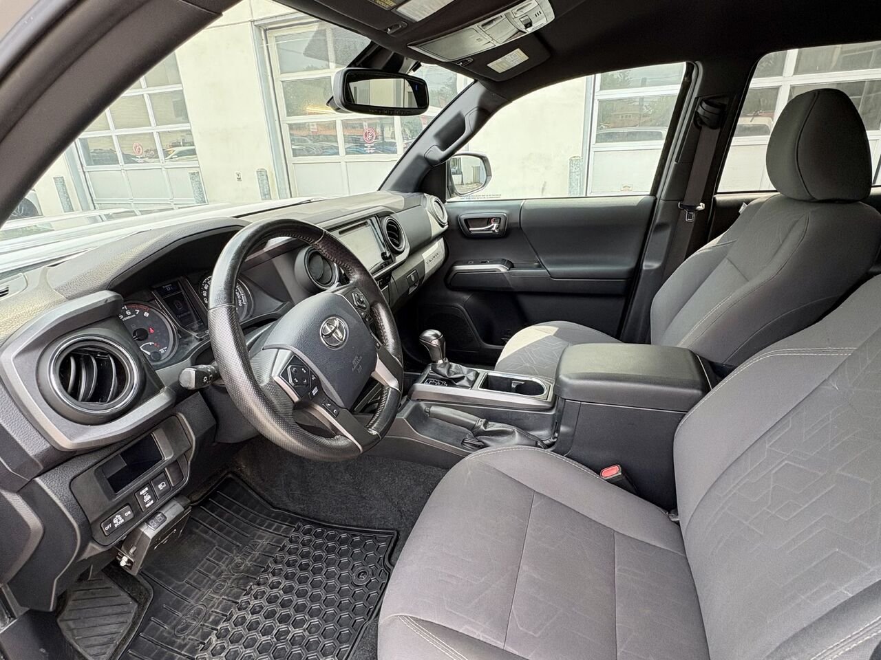 Toyota TACOMA 2018 Argent Mont-Laurier - photo #12