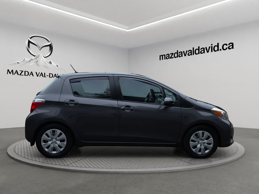 2014 Toyota Yaris Hayon 5 portes, boîte manuelle, LE, bluetooth, rétroviseurs électriques Grey