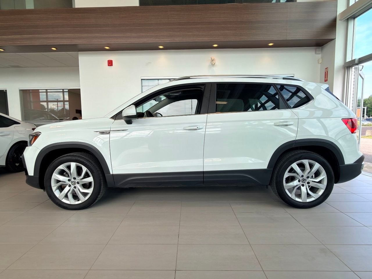 2022 Volkswagen Taos White Notre-Dame-des-Prairies - photo #8