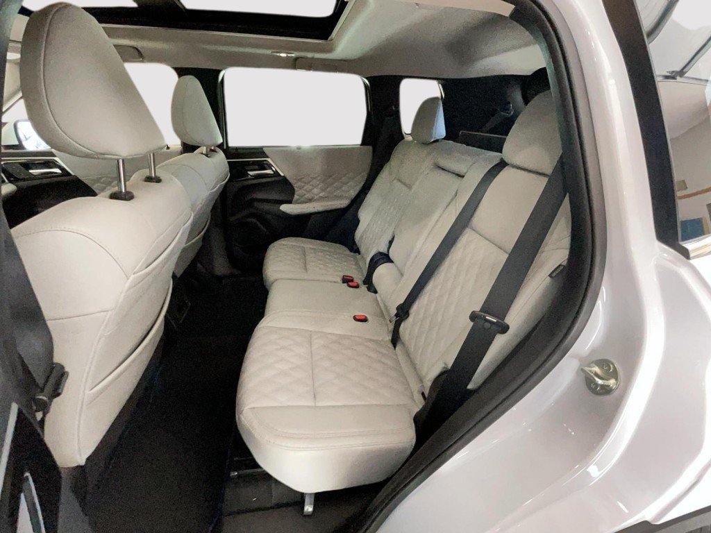 2023 Mitsubishi OUTLANDER White Amos - photo #19