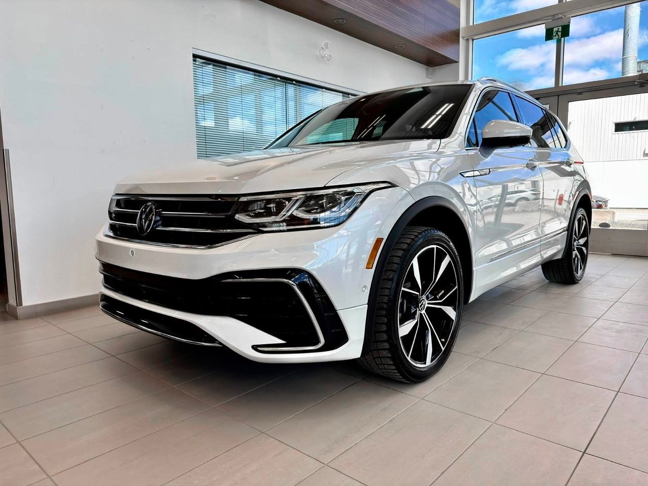 2024 Volkswagen Tiguan White Notre-Dame-des-Prairies - photo #2