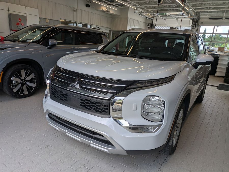 2024 Mitsubishi Outlander SE AWD White