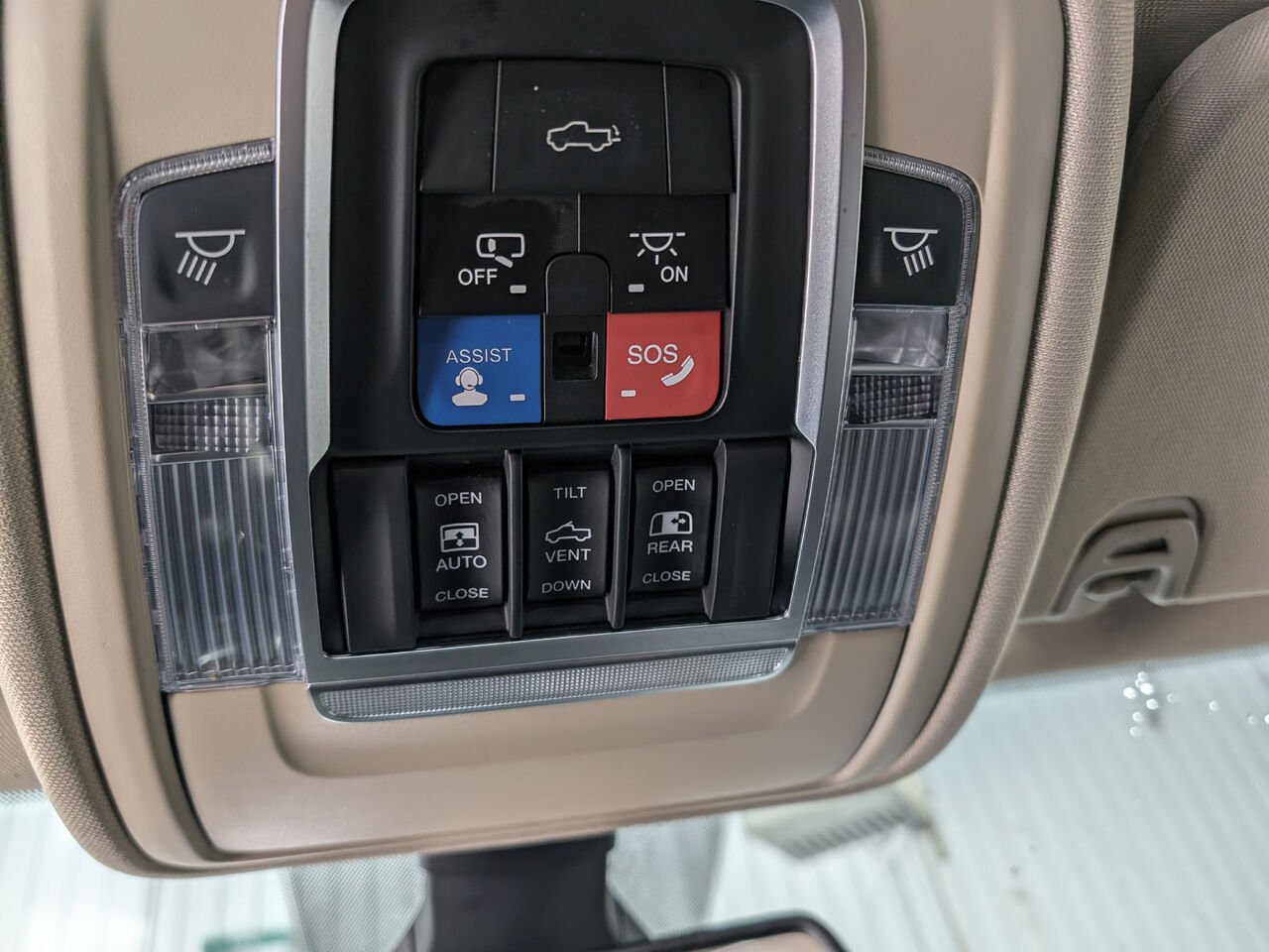 2019 Ram 1500 1C6SRFDT8KN573070 Silver Sherbrooke - photo #15