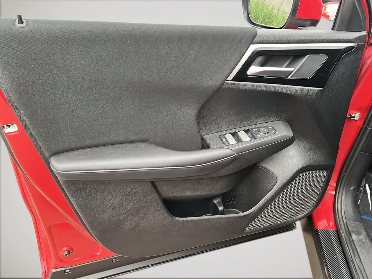 2024 Mitsubishi Outlander Plug-In Hybrid Red Québec - photo #10