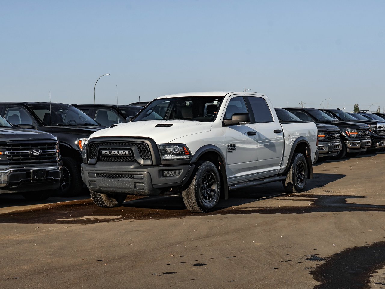 2022 Ram 1500 Classic Warlock 4x4 Crew Cab 5'7 Box White Sherwood Park - photo #3
