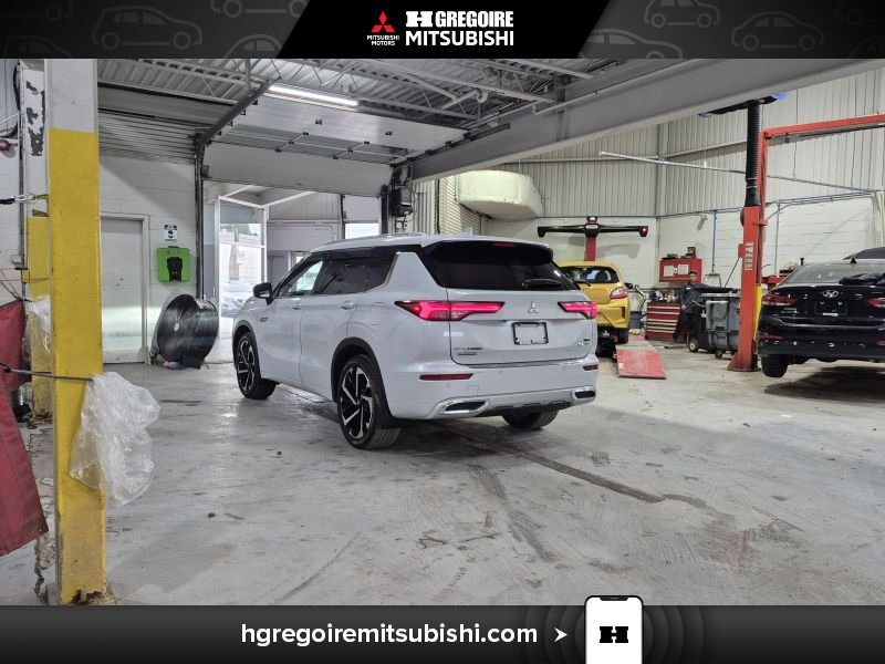 2023 Mitsubishi Outlander Plug-In Hybrid White Blainville - photo #5