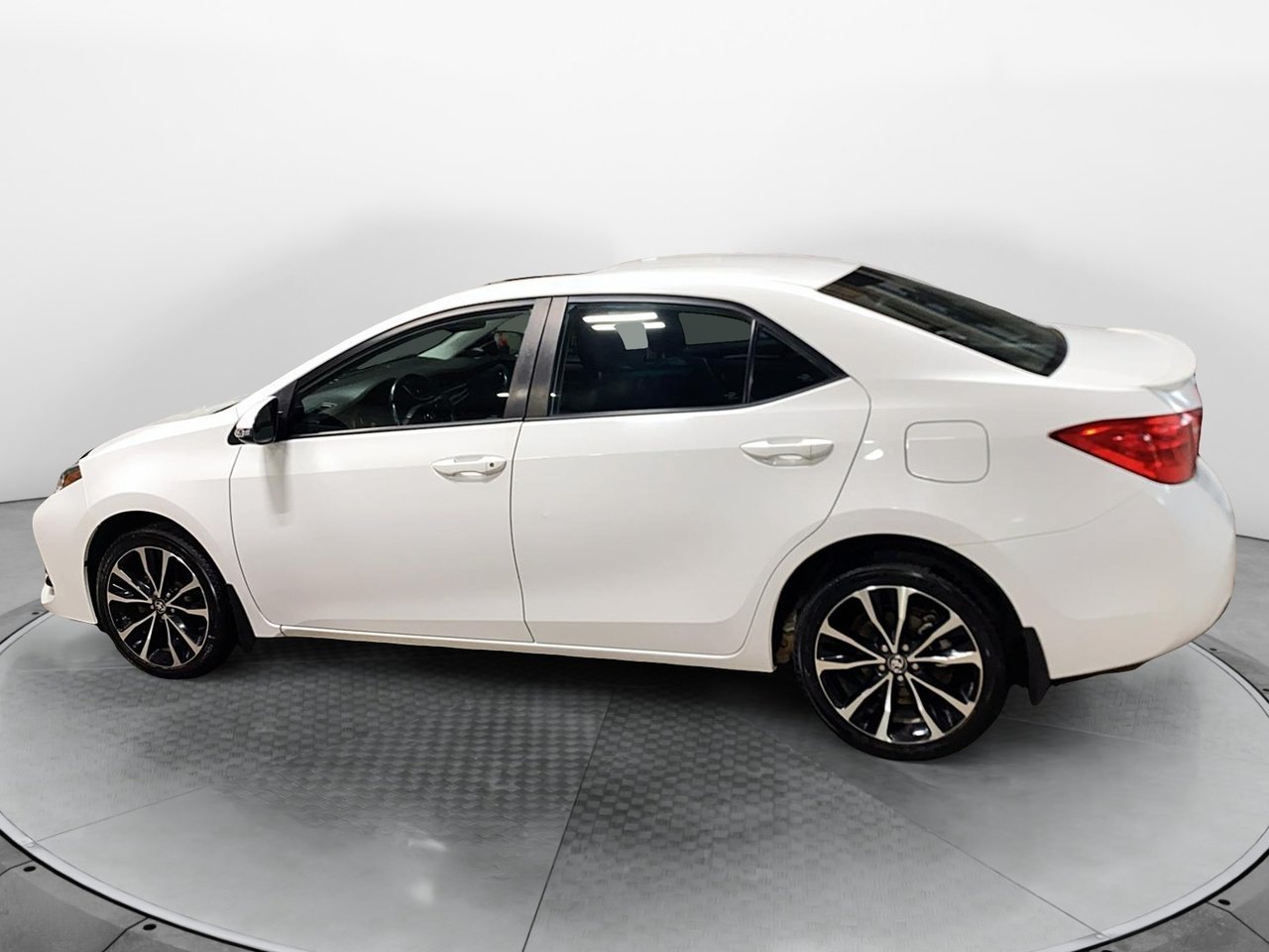 2018 Toyota Corolla VIN 2T1BURHE3JC022129 White Baie-Comeau - photo #3