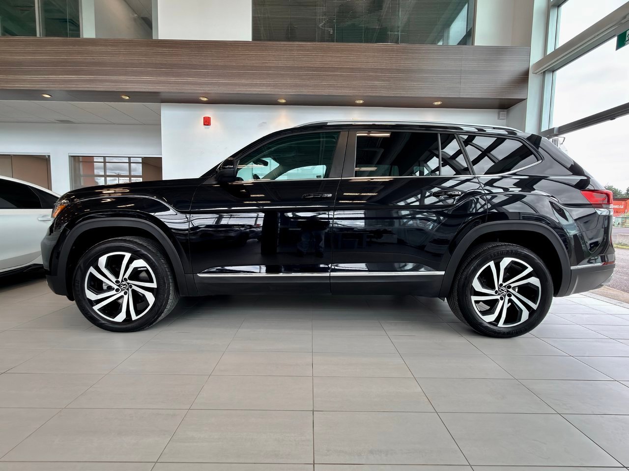 2022 Volkswagen Atlas Black Notre-Dame-des-Prairies - photo #7