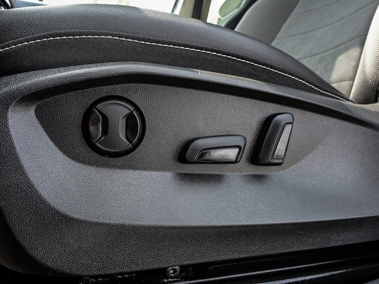 2023 Volkswagen Taos Comfortline 4MOTION *Ltd Avail* Grey Sherwood Park - photo #17