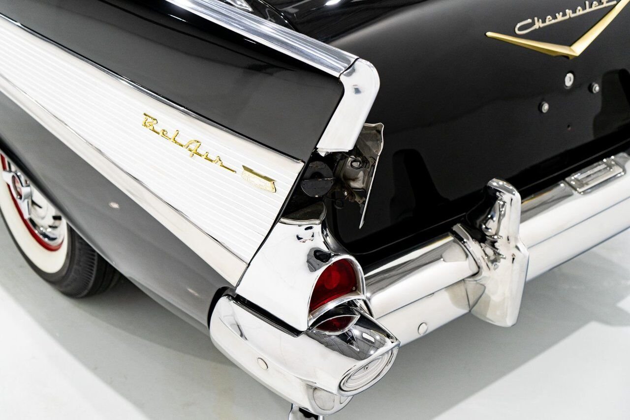 Chevrolet Bel Air Beautifully presented. Restored in desirable color combo | PRIX EN USD 1957 Noir Montréal - photo #4