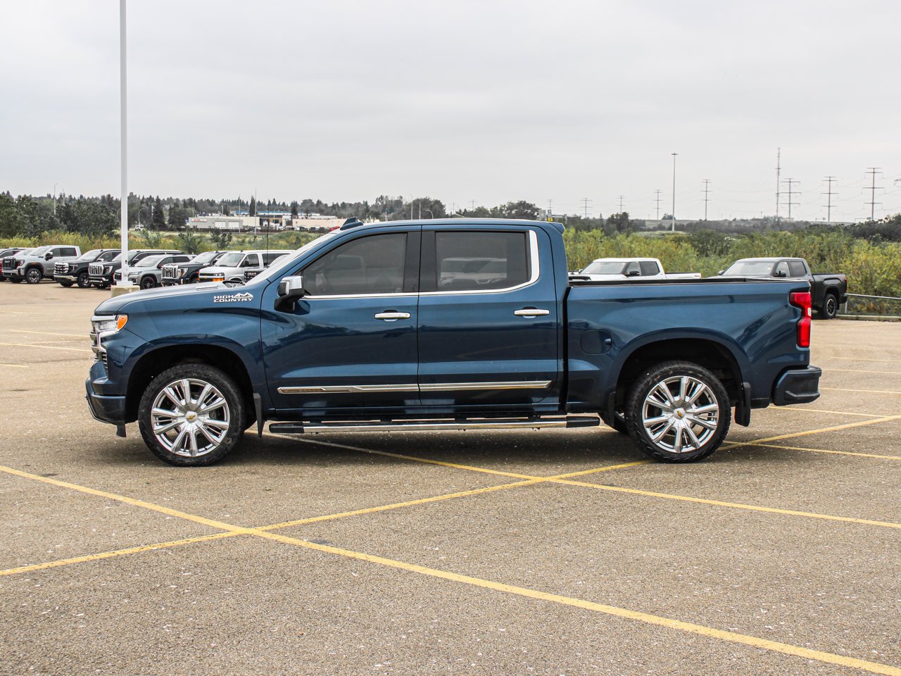 2022 Chevrolet Silverado 1500 4WD Crew Cab 147 High Country Blue Sherwood Park - photo #4
