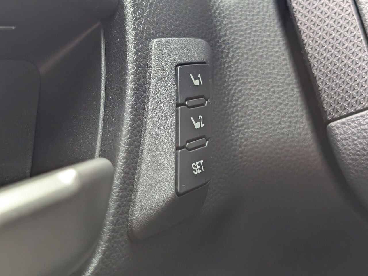 Toyota 4Runner LIMITED/AWD/SIÈGES CHAUFFANTS/TOIT OUVRANT/VOLANT CHAUFFANT/BLUETOOTH/AC BIZONE 2025 Gris Underground Sherbrooke - photo #11