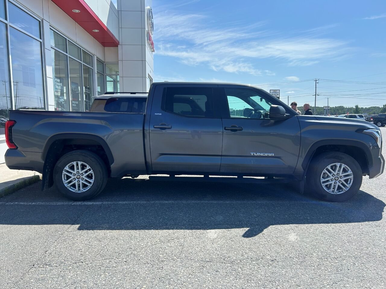 2023 Toyota Tundra SR5 CrewMax 4x4 caisse longue Grey Val-d'Or - photo #1