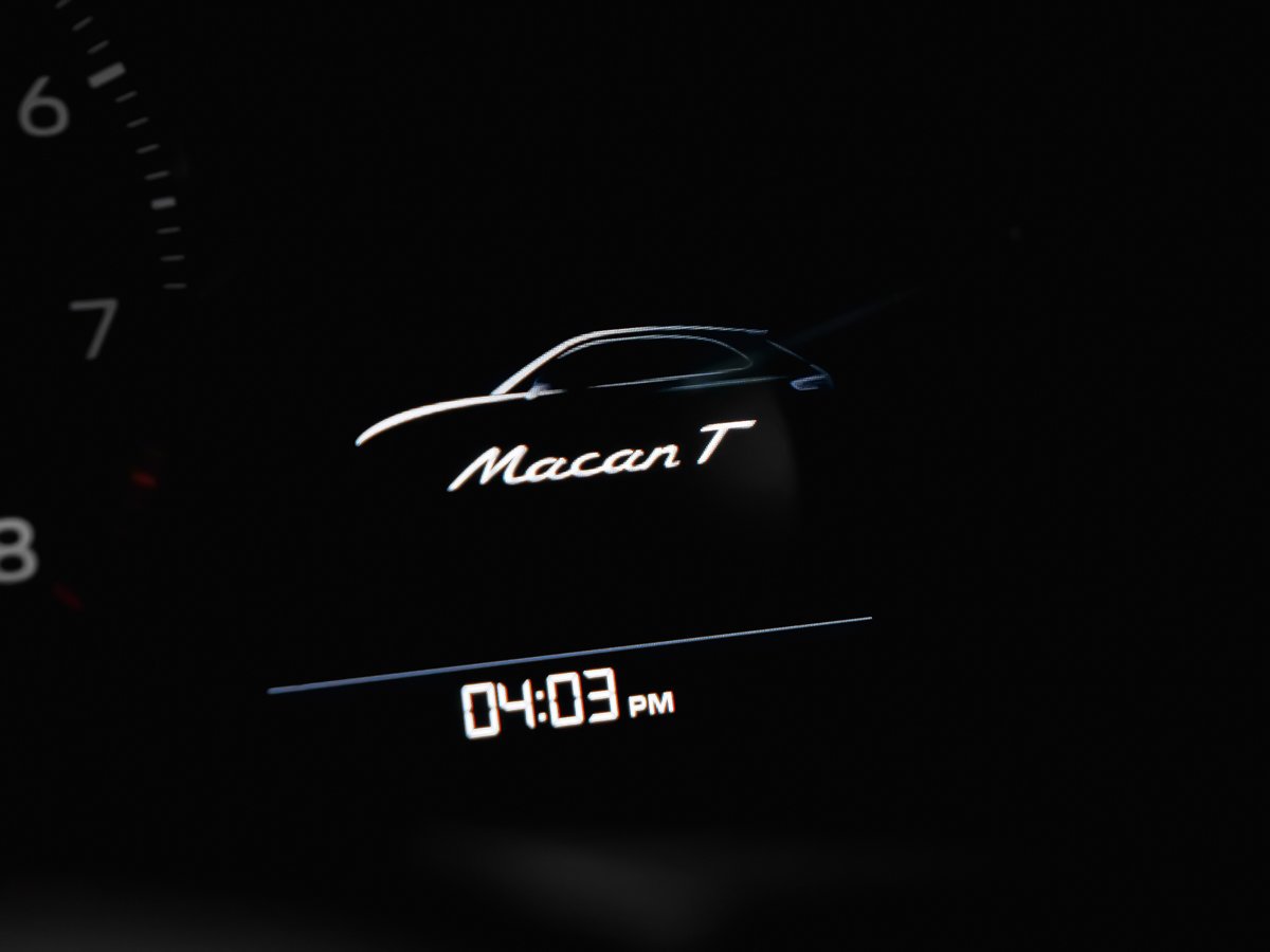 2025 Porsche Macan T Black Montreal - photo #12