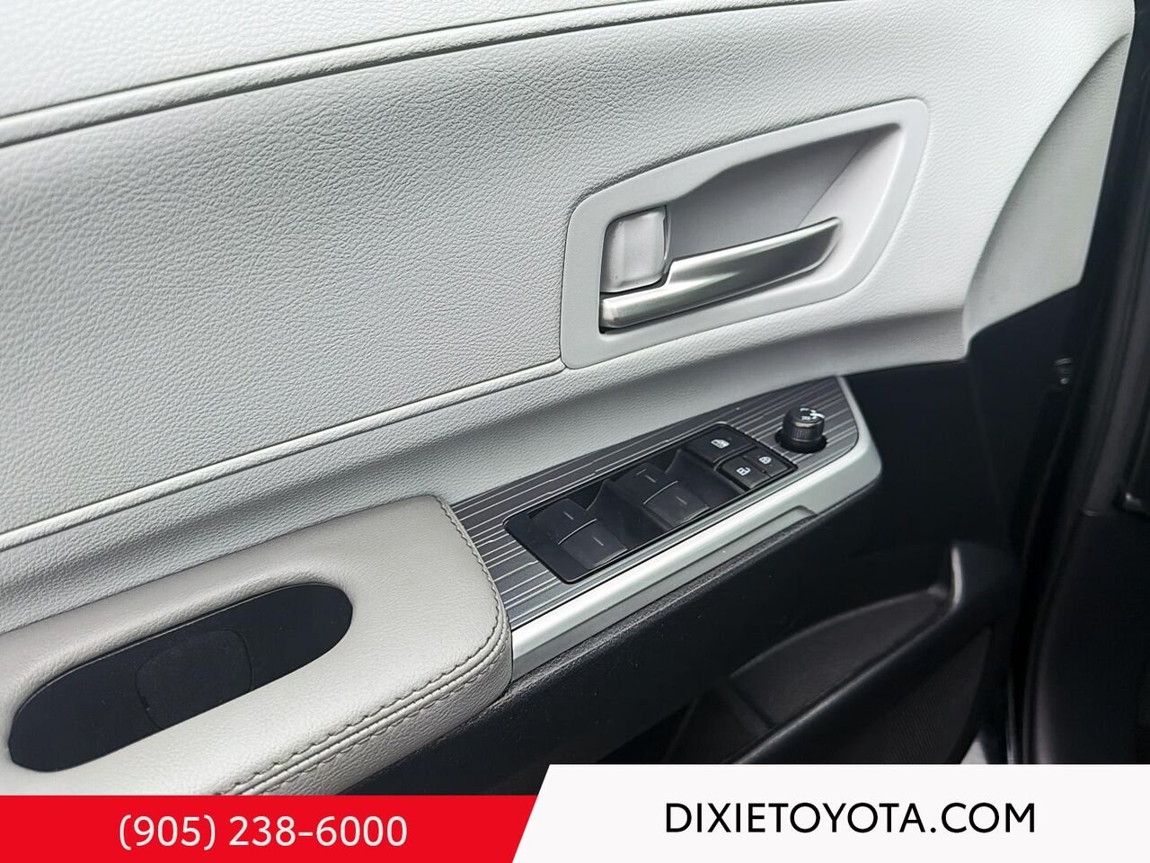 2025 Toyota Sienna Hybrid XLE FWD / CLEAN CARFAX / HEATED SEATS / MOONROOF / ALLOY WHEELS / CARPLAY AND ANDROID AUTO Black Mississauga - photo #7
