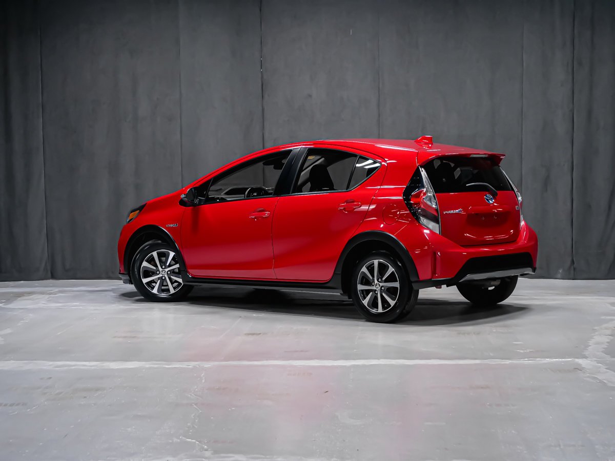 2018 Toyota Prius c TOIT OUVRANT SIÈGES CHAUFFANTS Red Montreal - photo #3