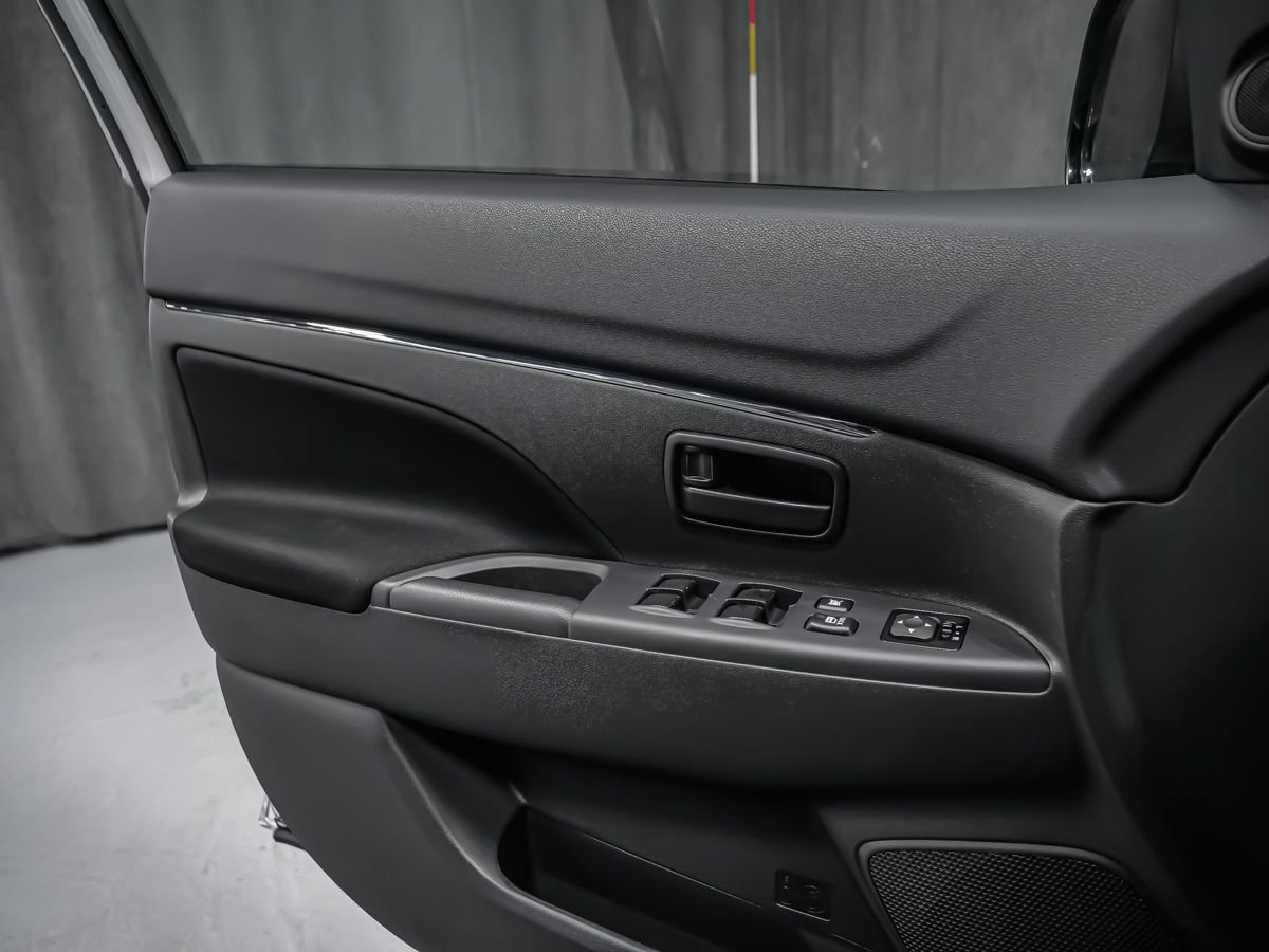 Mitsubishi RVR ES 2026 Noir Labrador Montréal - photo #13