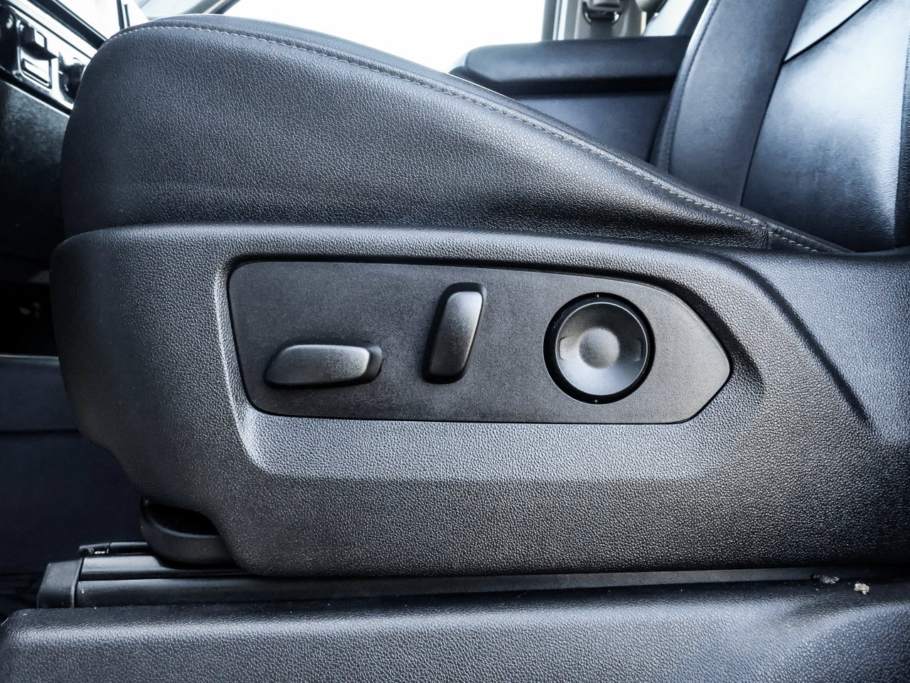 2023 Chevrolet Silverado 1500 4WD Crew Cab 147 LT White Sherwood Park - photo #20